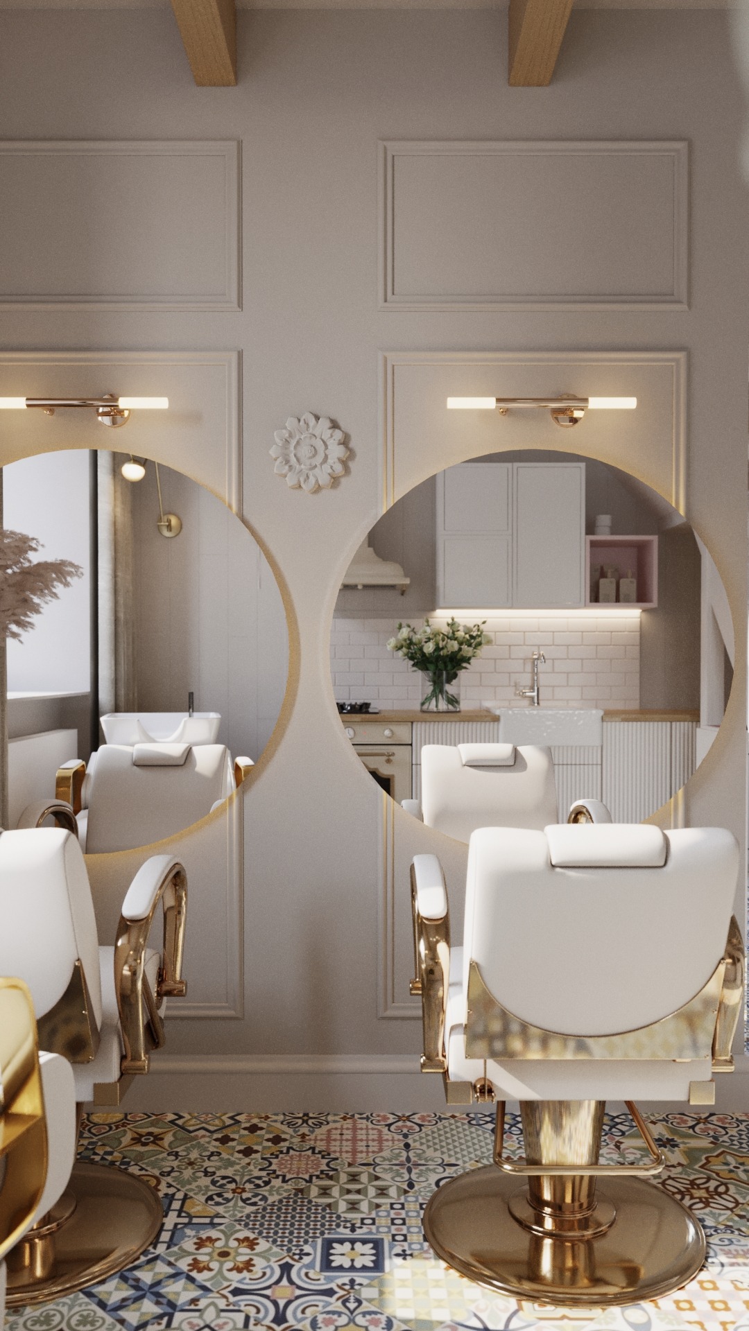 Nowoczesne wnętrze salonu fryzjerskiego z dwoma białymi fotelami z elementami złota, widocznymi w lustrach stanowiskami do mycia włosów i aneksem kuchennym w tle, na podłodze wzorzyste płytki.