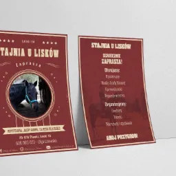 Dwie broszury reklamowe stajni konnej z ciemnoczerwonym tłem, prezentujące ofertę: hipoterapię, naukę jazdy konnej, urodziny i pikniki.
