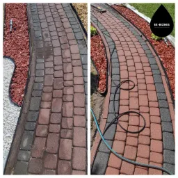 Porównanie stanu kostki brukowej przed i po czyszczeniu, widoczne różnice w kolorze i czystości, z elementami dekoracyjnymi w postaci kory i kamyków oraz logo firmy w prawym górnym rogu.