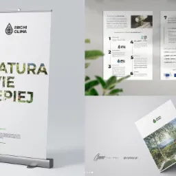 Roll-up reklamowy Archi Clima z hasłem 'Natura wie lepiej', obok ulotki i plakaty informacyjne z numeracją i logo firmy, na szarym tle.