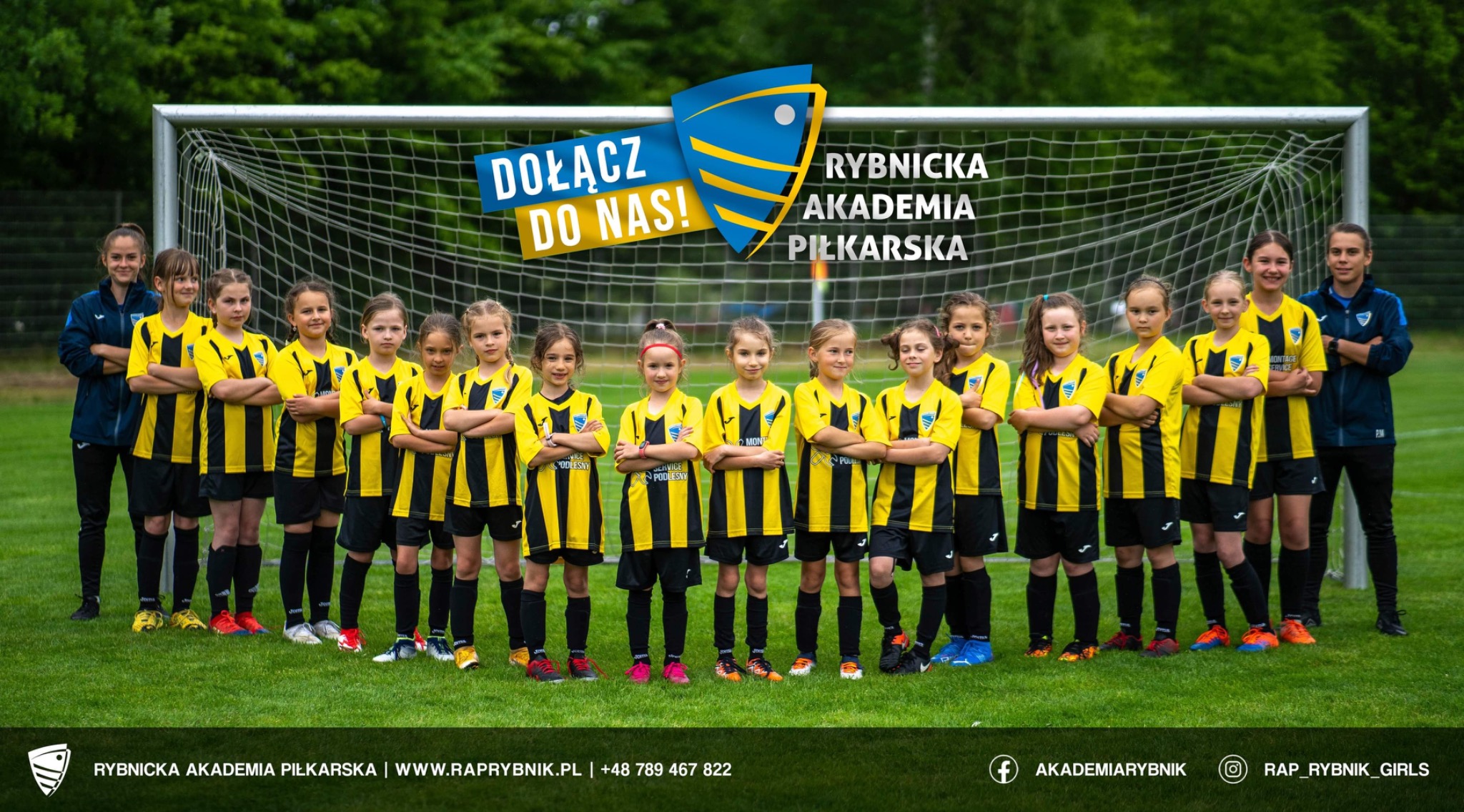 Drużyna dziewcząt w żółto-czarnych strojach piłkarskich stoi na tle bramki, z logo Rybnickiej Akademii Piłkarskiej i hasłem 'Dołącz do nas!'