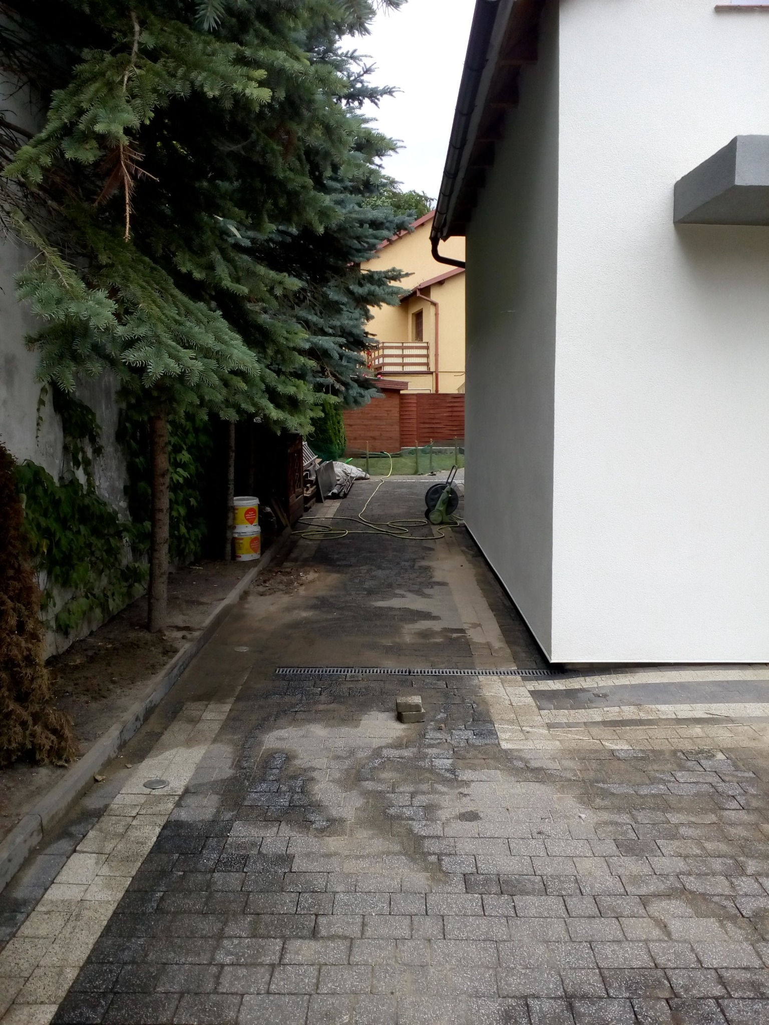 Ukladanie uzywanej kostki z montazem lampek w opaskach