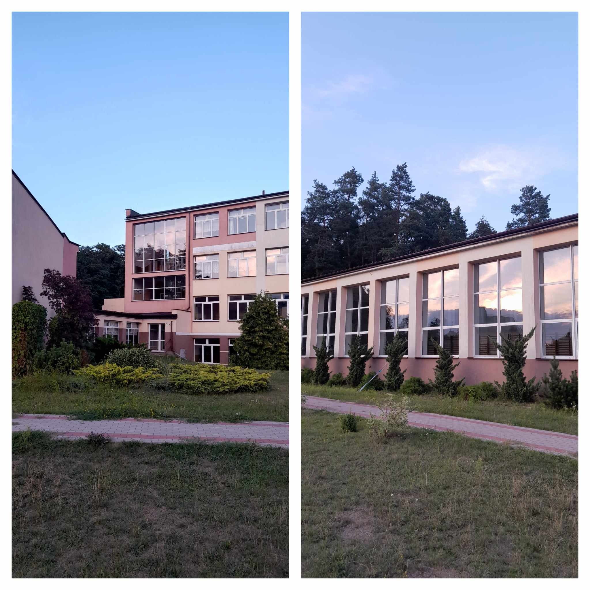 Dwuczęściowe ujęcie budynku szkolnego z dużymi oknami, otoczonego zielenią i ścieżką z kostki, z wieczornym niebem odbijającym się w szybach.