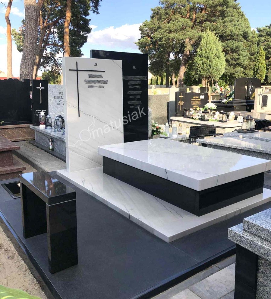 Kamieniarz Koło. Nagrobek zamontowany na cmentarzu w Kole.