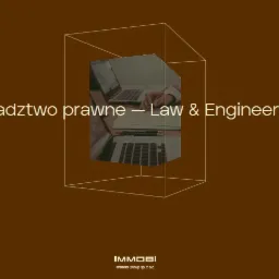 Grafika reklamowa z motywem doradztwa prawnego i inżynieryjnego, przedstawiająca fragment biurka z laptopem, długopisem i notatnikiem, umieszczona w geometrycznej bryle na brązowym tle.