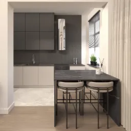 Nowoczesna kuchnia z szarymi szafkami, blatem z czarnego marmuru, dwoma krzesłami barowymi i oknem z żaluzjami, uzupełniona o rośliny doniczkowe i dekoracyjną ścianę z motywem jodełki.