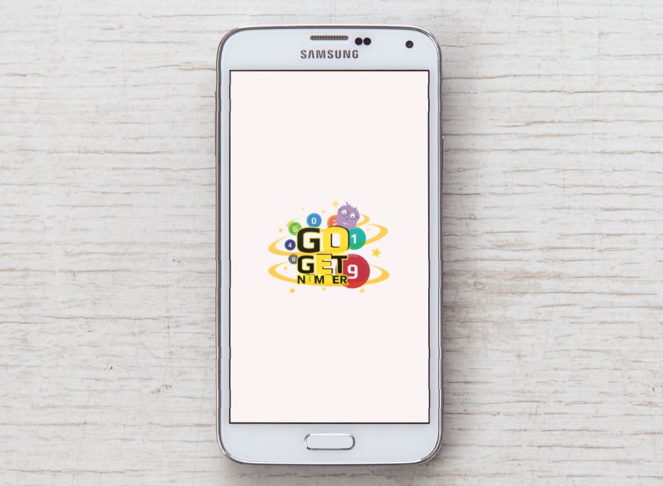Smartfon Samsung wyświetlający kolorowe logo 'GO GET9 NUMBER' z elementami graficznymi na ekranie.