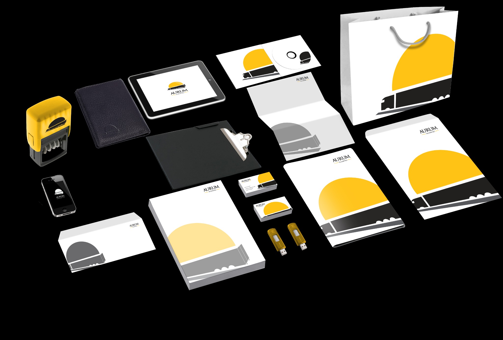 Zestaw materiałów firmowych z logo Aurum Transport: wizytówki, papier firmowy, koperty, torba, pendrive, telefon, tablet, pieczątka i notatnik na czarnym tle.