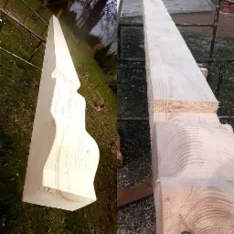 Przygotowane drewniane elementy dekoracyjne elewacji w Mielcu, leżące na zewnątrz budynku, z widocznymi śladami obróbki i zielonym mchem w tle.