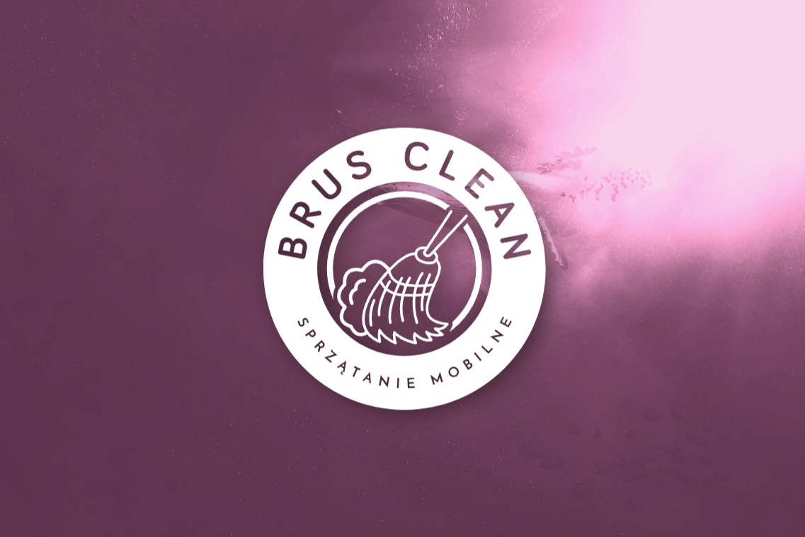 Logo firmy sprzątającej 'Brus Clean' z motywem miotły, umieszczone na fioletowym tle z efektem rozmycia światła w prawym górnym rogu.