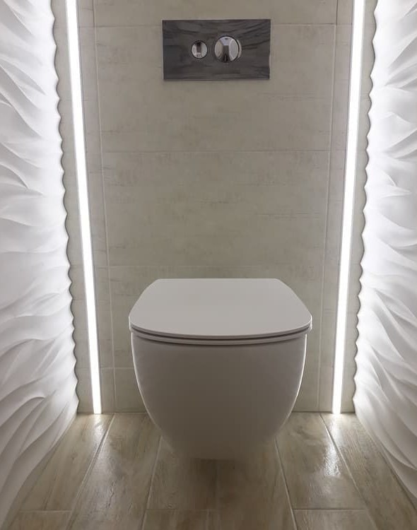 Wisząca toaleta z zabudowanym systemem spłukiwania, podświetlona dekoracyjnymi listwami LED i ozdobnymi panelami ściennymi.