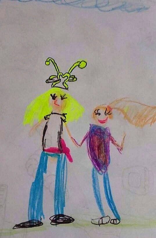 Dwie uśmiechnięte postacie narysowane kredkami na papierze, jedna z zielonymi włosami i koroną, druga z brązowymi włosami, obie w niebieskich spodniach.