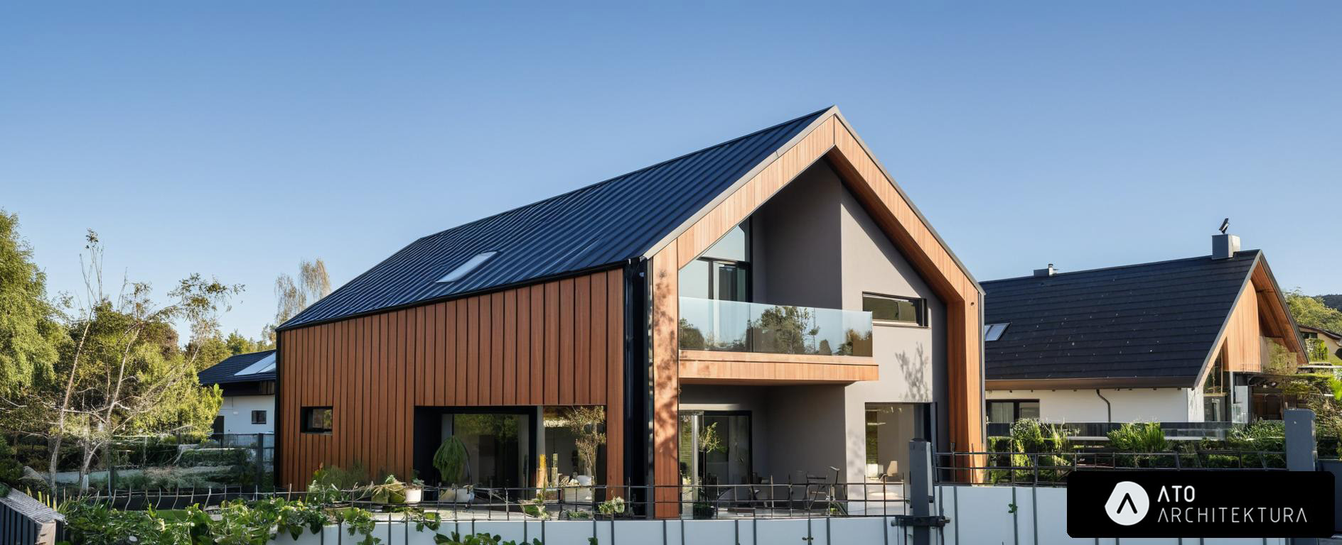 Nowoczesny dom z drewnianą elewacją i ciemnym dachem, balkon z szklaną balustradą. Ujęcie w słoneczny dzień, widoczny ogród i sąsiedni budynek.