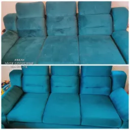 Porównanie stanu sofy przed i po czyszczeniu: widoczne plamy i zabrudzenia na górnym ujęciu, a na dolnym intensywny, jednolity kolor turkusowy po zabiegu. W tle fragment dziecięcych zabawek.