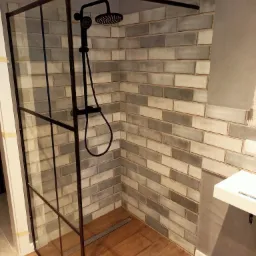 Kabina prysznicowa z odpływem liniowym.