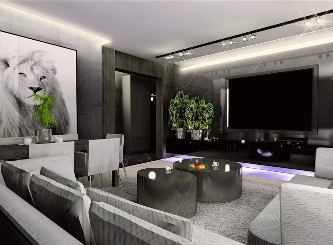 Nowoczesny salon z szarymi meblami, marmurową ścianą za telewizorem, obrazem lwa i podświetleniem LED pod szafką RTV.