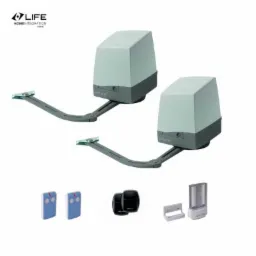 Dwa siłowniki do bramy skrzydłowej LIFE Home Integration, widoczne piloty, fotokomórki i lampa ostrzegawcza, prezentacja produktowa na białym tle.