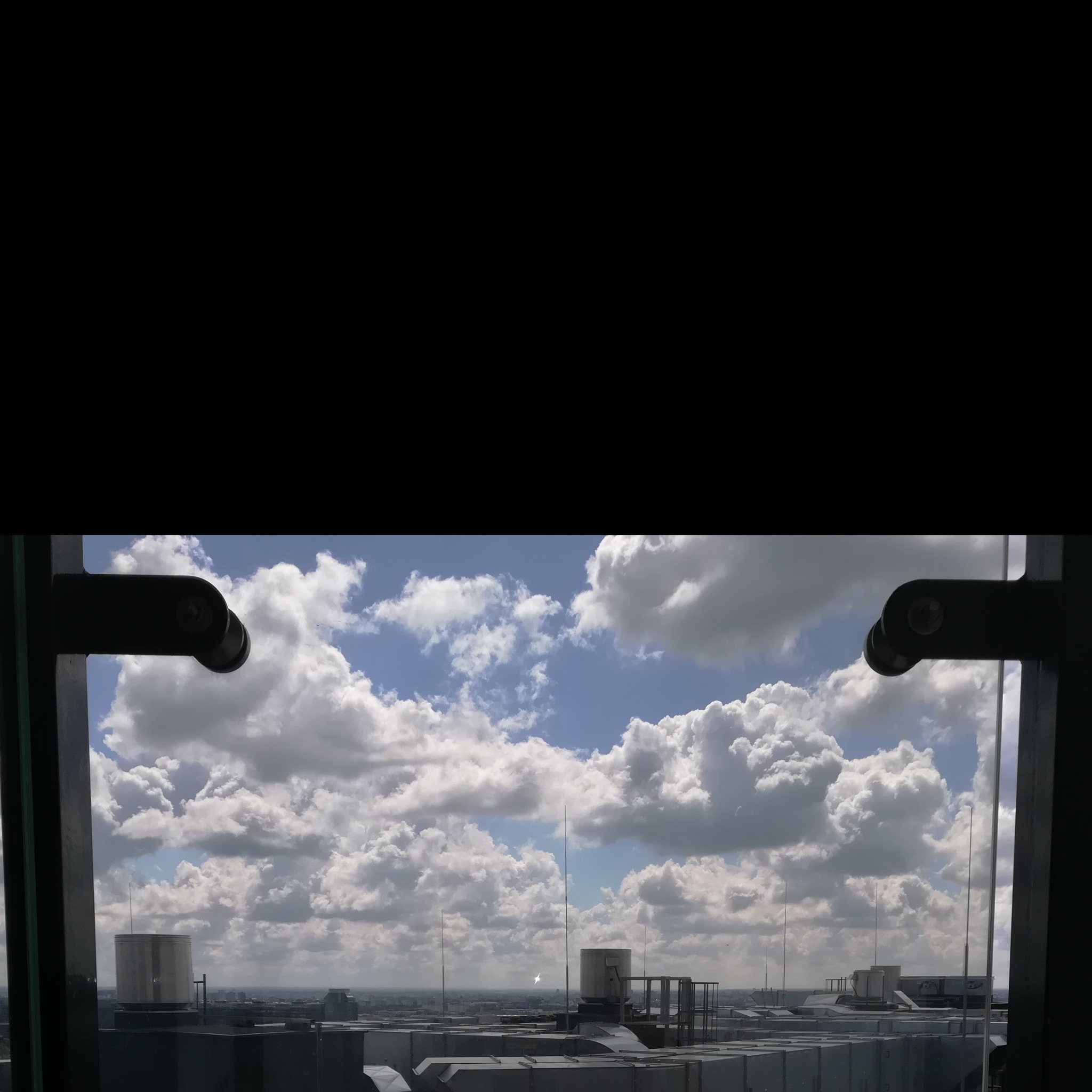 Wykonanie prac wykończeniowych w wieżowcu. Im wyższe piętro, tym widok piękniejszy.