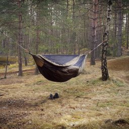 Hamak Flyhamak URSA to idealny hamak z moskitierą przeznaczony do bushcraftu. Więcej hamaków w naszym bushcraftowym sklepie Leśni Ludzie