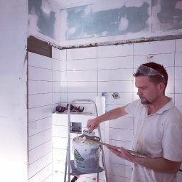 Malowanie biały kolor 9 zł / m2, kolor 11 zł / m2, Układanie glazury, terakoty, gresu 80 zł / m2. Układanie paneli 35 zł / m2, parkiet Barlinek 50 zł / m2.