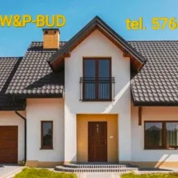 Dom jednorodzinny z ciemną, metalową konstrukcją, jasną elewacją, brązową stolarką okienną i drzwiową oraz żółtym napisem z nazwą firmy i numerem telefonu na górze zdjęcia.