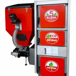 Nowoczesny kocioł na paliwo stałe z podajnikiem, oznaczony klasą 5 i symbolem Eco Design, z widocznym pojemnikiem na paliwo w kolorze czerwonym oraz panelem z drzwiczkami i oznaczeniem popielnika.