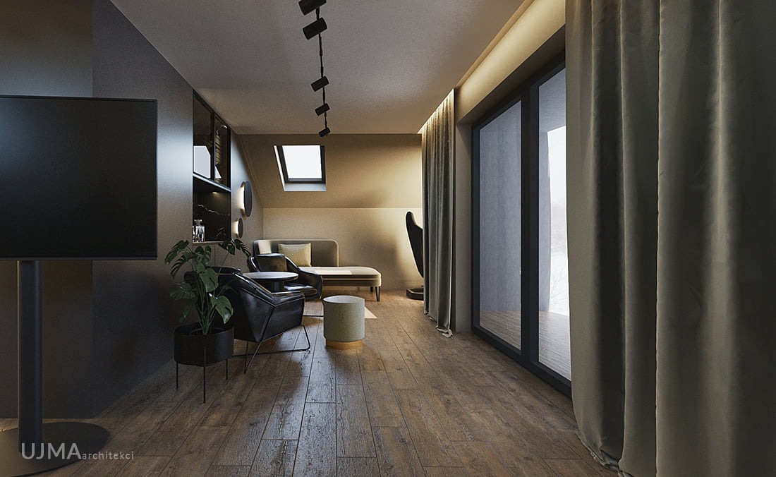 Stylowe wnętrze poddasza z drewnianą podłogą, szarą sofą, czarnym fotelem i rośliną w doniczce, oświetlone reflektorami punktowymi na suficie i światłem wpadającym przez okno dachowe oraz duże okno...