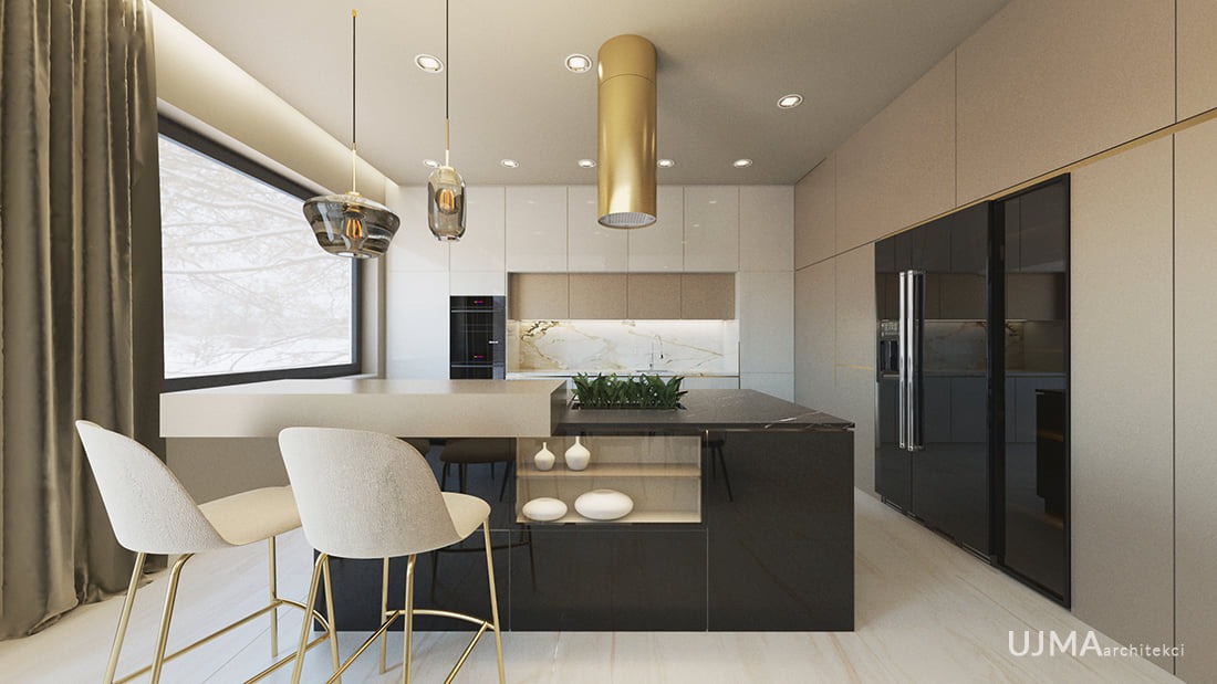 Nowoczesna kuchnia z wyspą, białymi szafkami i czarnymi akcentami, oświetlona wiszącymi lampami i złotym okapem, widok na zaśnieżony krajobraz za oknem.