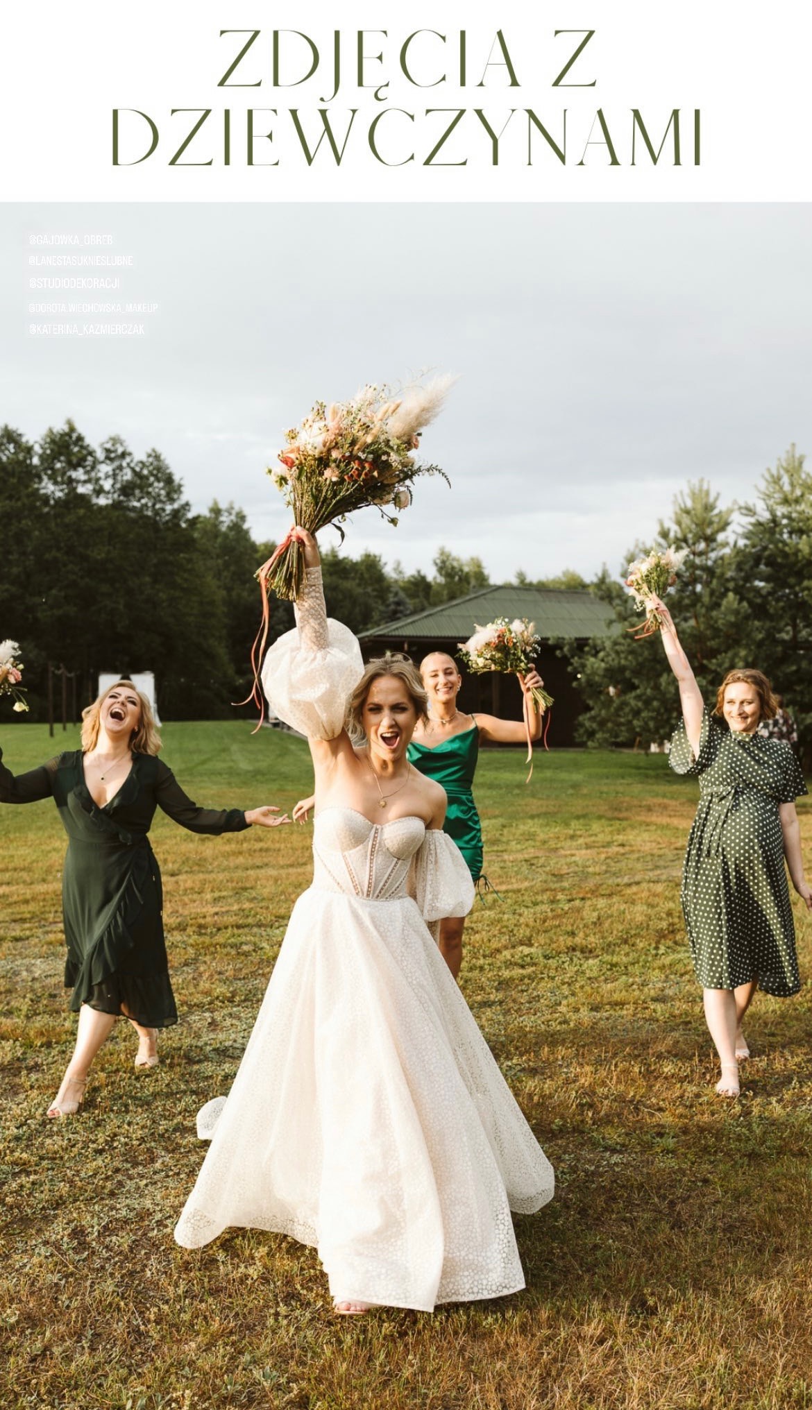 Uśmiechnięta panna młoda w koronkowej sukni z bufiastymi rękawami, trzymająca bukiet kwiatów nad głową, otoczona trzema roześmianymi druhnami w zielonych sukienkach na tle łąki i drzew.