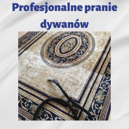 Fresh Factory - Czyszczenie beżowego dywanu z granatowymi wzorami, widoczna dysza odkurzacza piorącego z czarnym wężem.