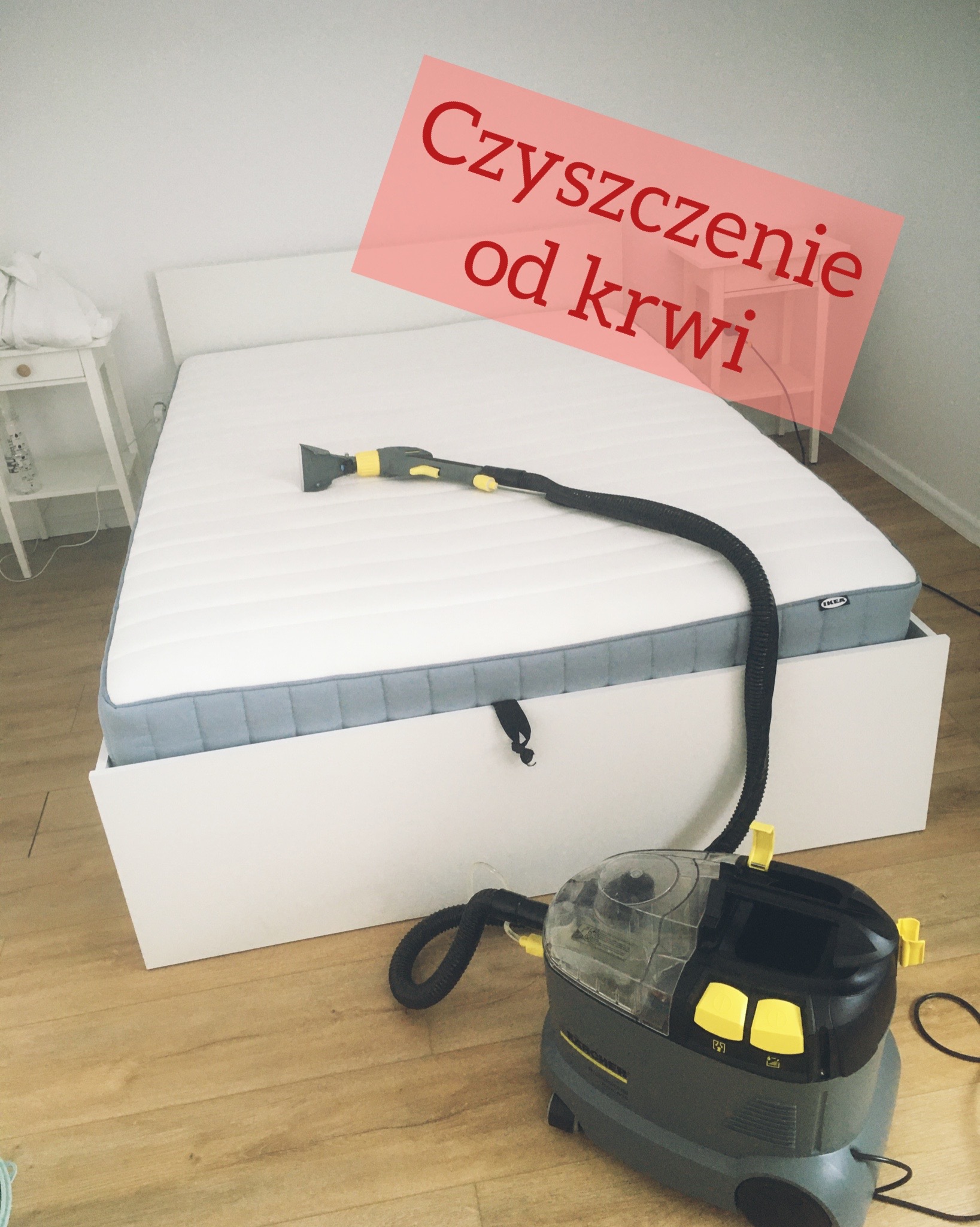Urządzenie do ekstrakcyjnego czyszczenia materaca na łóżku w Mysłowicach; widoczny biały materac z szarym obramowaniem i dysza ssąca urządzenia.