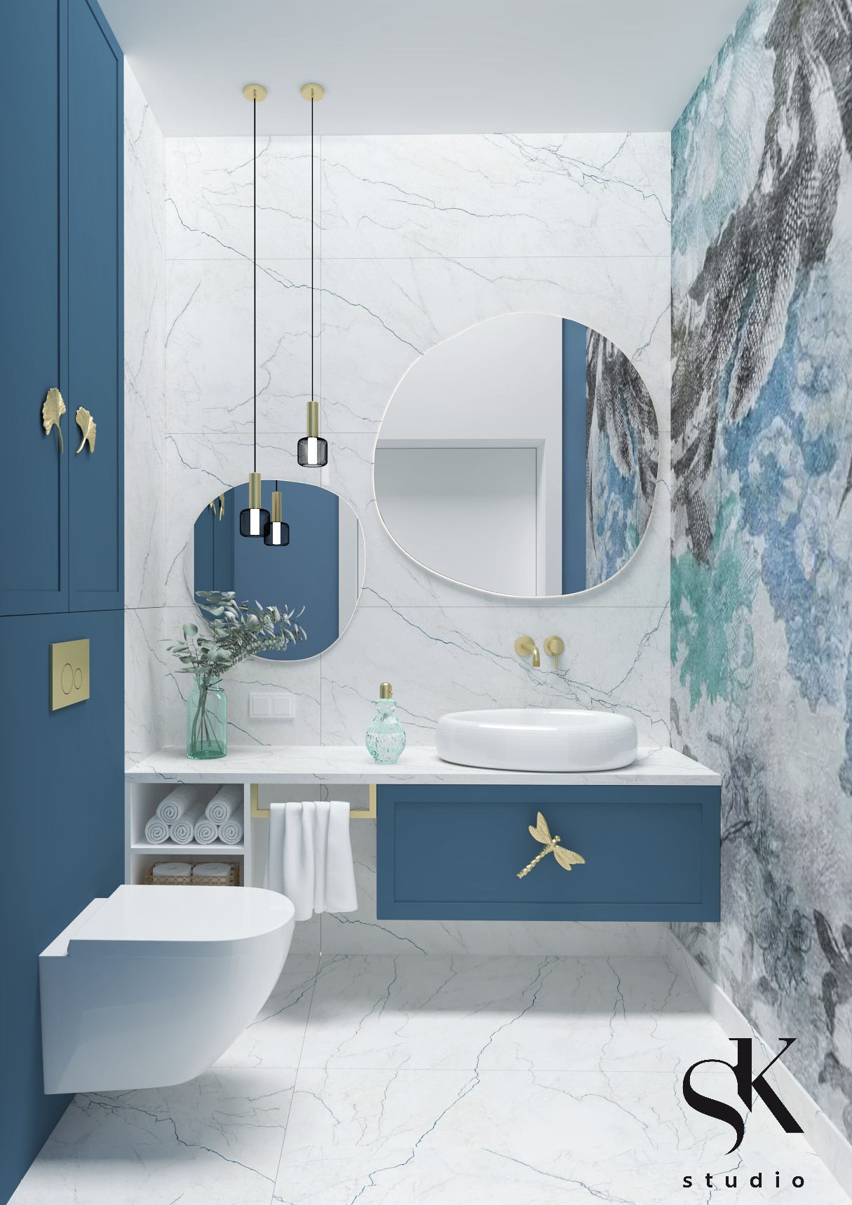 Nowoczesna łazienka w odcieniach błękitu i bieli z marmurowymi płytkami, okrągłymi lustrami, wiszącymi lampami i dekoracyjnym motywem ważki na szafce umywalkowej.
