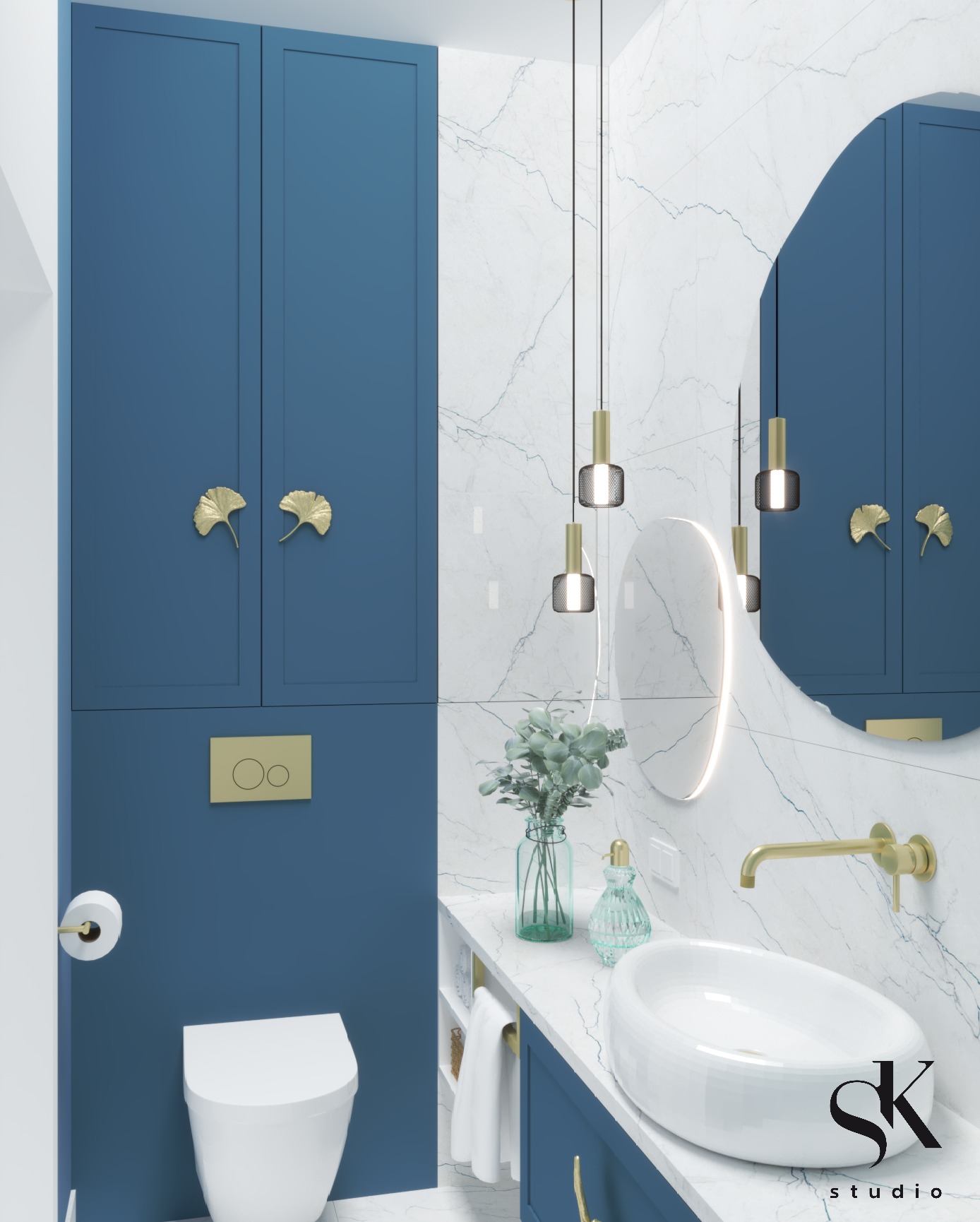 Nowoczesna łazienka z niebieskimi szafkami, złotymi uchwytami w kształcie liści miłorzębu, marmurowymi płytkami, owalnym lustrem z podświetleniem LED i wiszącymi lampami z czarnymi abażurami.