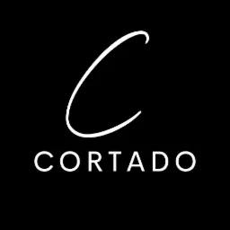 Białe logo 'Cortado' na czarnym tle, z stylizowaną literą 'C' powyżej nazwy.