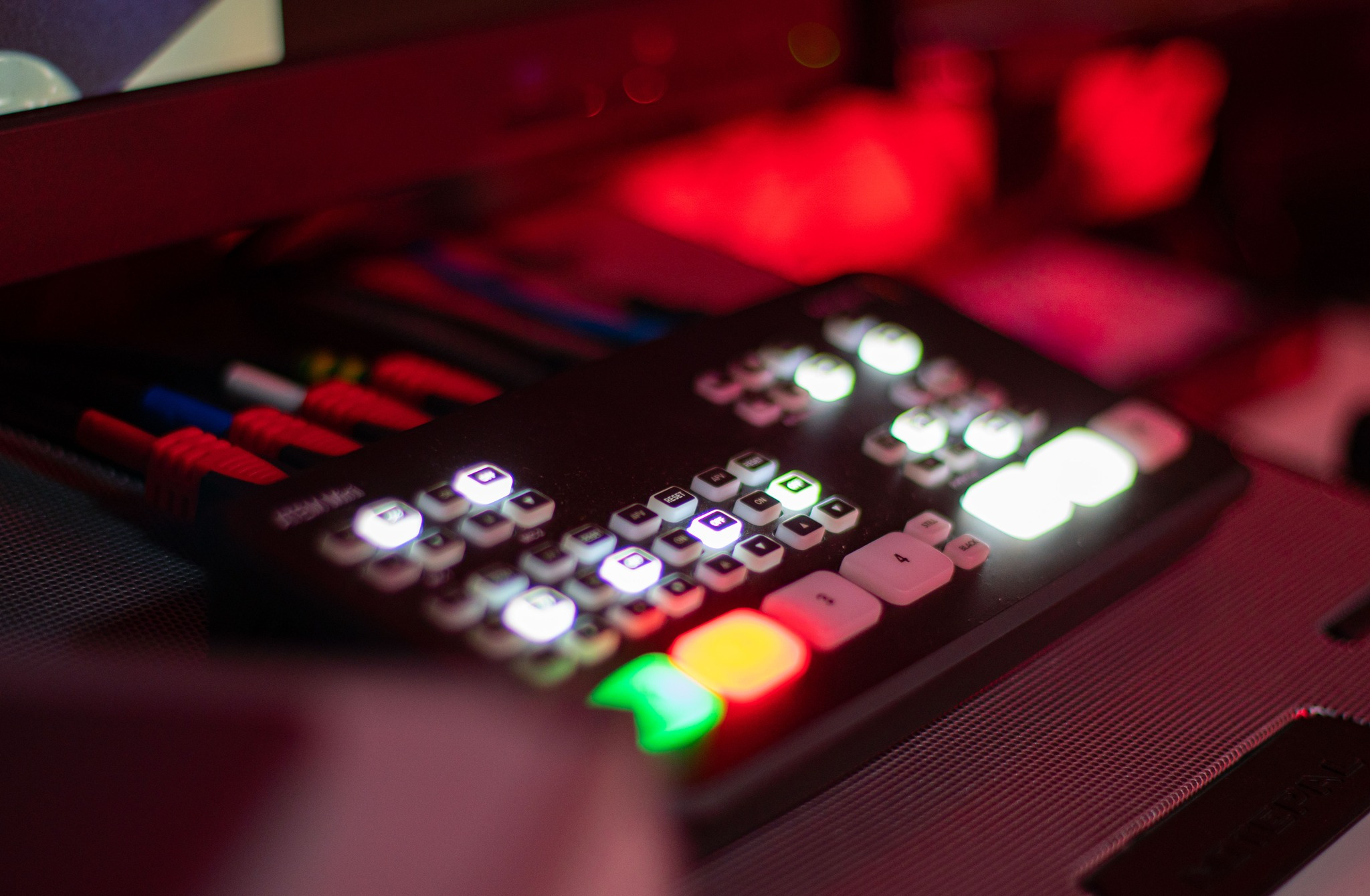 #Studio jest połączone ze stanowiskiem streamingowym, które napędza system Blackmagic.