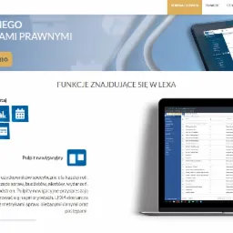 Ekran laptopa MacBook wyświetlający interfejs systemu do zarządzania sprawami prawnymi, z otwartym oknem z listą spraw i drugim oknem z fakturą; na górze strony internetowej widoczny tablet...
