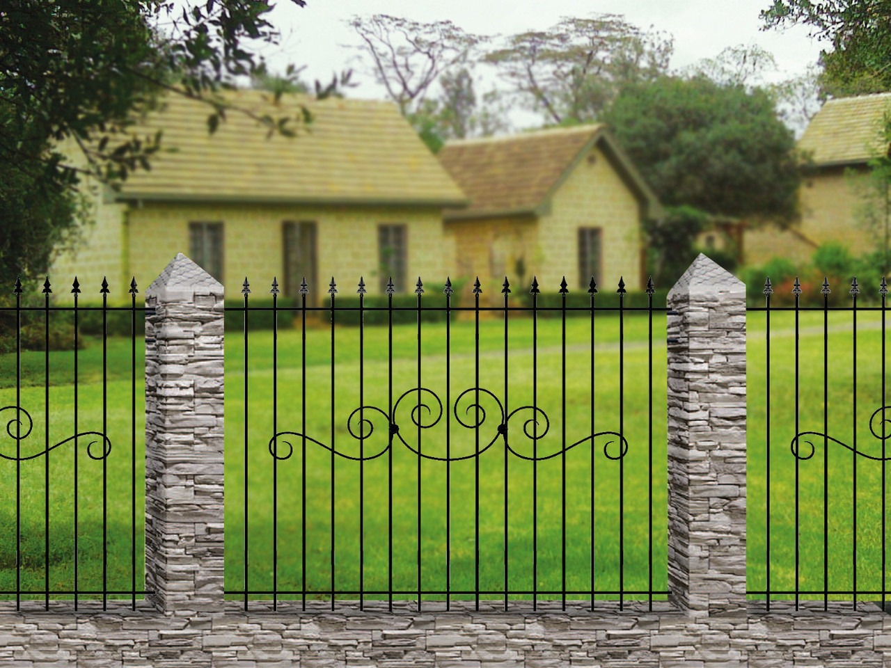 Eleganckie ogrodzenie metalowe z ozdobnymi zawijasami i kamiennymi słupkami na tle zielonego trawnika i domów.
