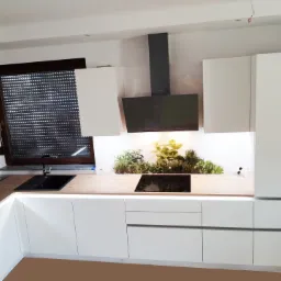 Nowoczesna, biała zabudowa kuchenna z drewnianym blatem, czarnym zlewem i płytą indukcyjną, oraz panelem szklanym z motywem ziół nad blatem, pod czarnym okapem.