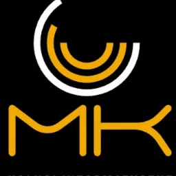 Stylizowane logo firmy MK Usługi Informatyczne na czarnym tle, z elementami w kolorze białym i złotym, przedstawiające abstrakcyjny symbol i napis 'USŁUGI INFORMATYCZNE' poniżej.