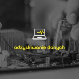 Czarno-białe zbliżenie na płytę główną komputera, manipulowaną przez dłonie za pomocą narzędzia, z nałożoną grafiką laptopa z wykresem i napisem 'odzyskiwanie danych'.