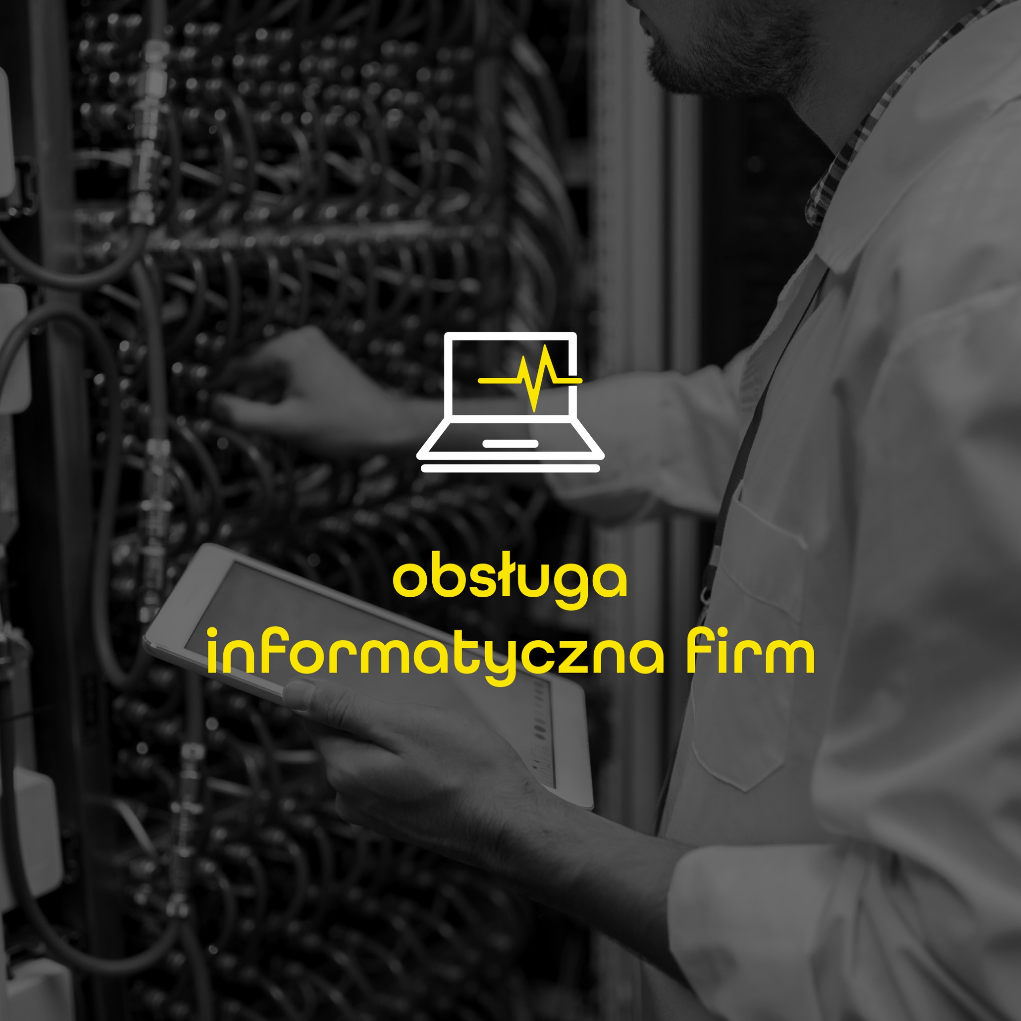 Inżynier IT w białym fartuchu diagnozuje serwerownię za pomocą tabletu, widoczny symbol laptopa z wykresem EKG i napis 'obsługa informatyczna firm'