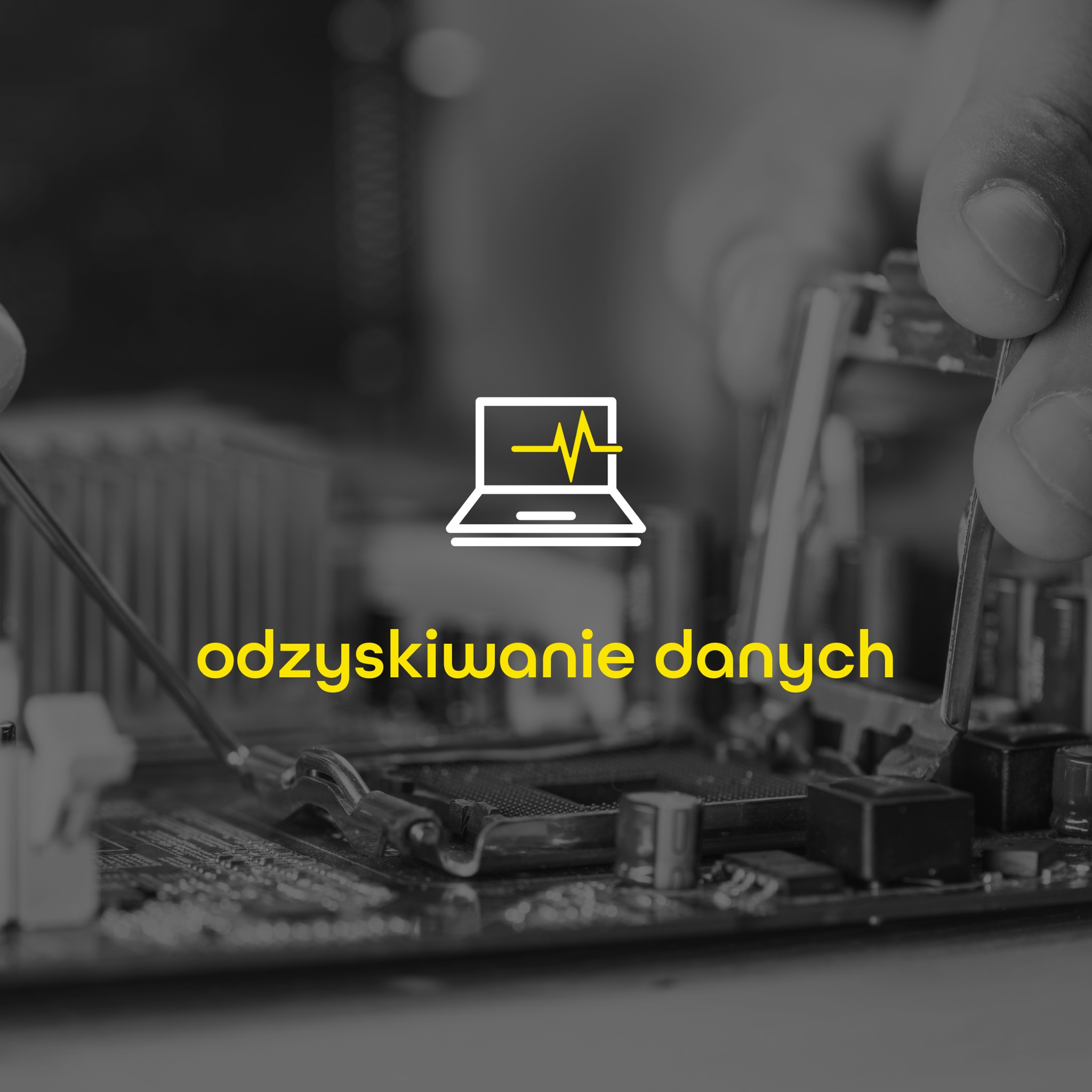 Czarno-białe zbliżenie na płytę główną komputera, manipulowaną przez dłonie za pomocą narzędzia, z nałożoną grafiką laptopa z wykresem i napisem 'odzyskiwanie danych'.