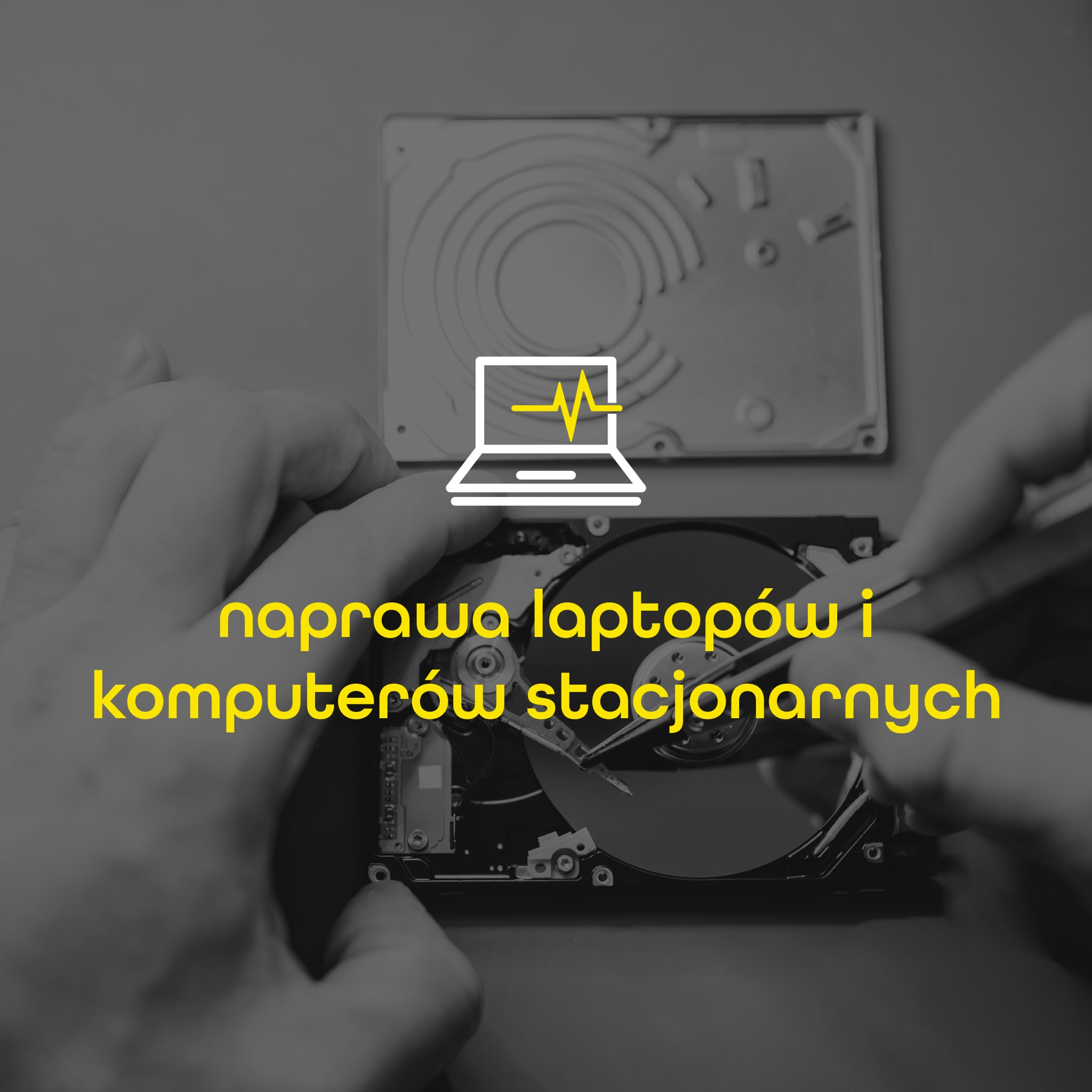 Otwarty dysk twardy w dłoniach, drugi dysk w tle, sugerujący proces diagnostyki lub odzyskiwania danych.