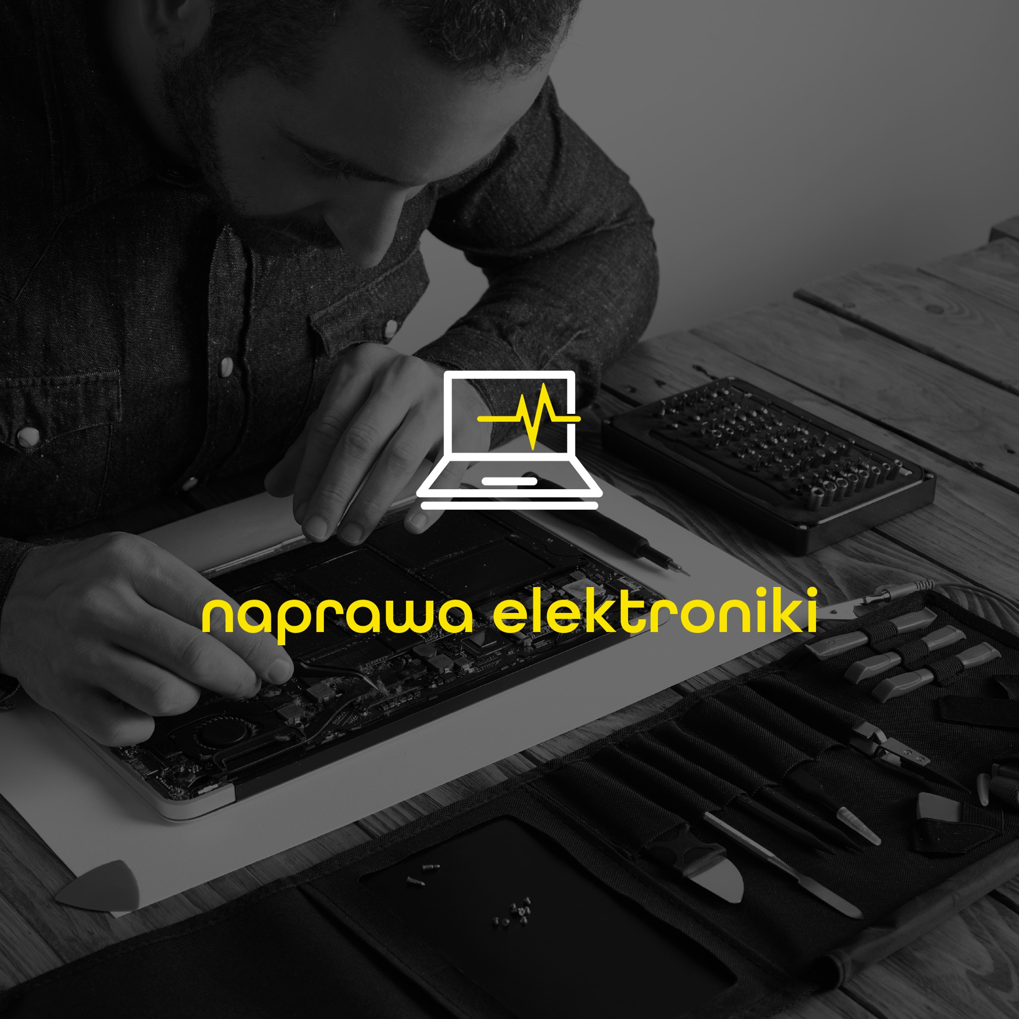 Czarno-białe zdjęcie z żółtymi akcentami przedstawia otwarty laptop na drewnianym stole, nad którym pochyla się serwisant. Widoczne rozłożone narzędzia do naprawy elektroniki, w tym zestaw...