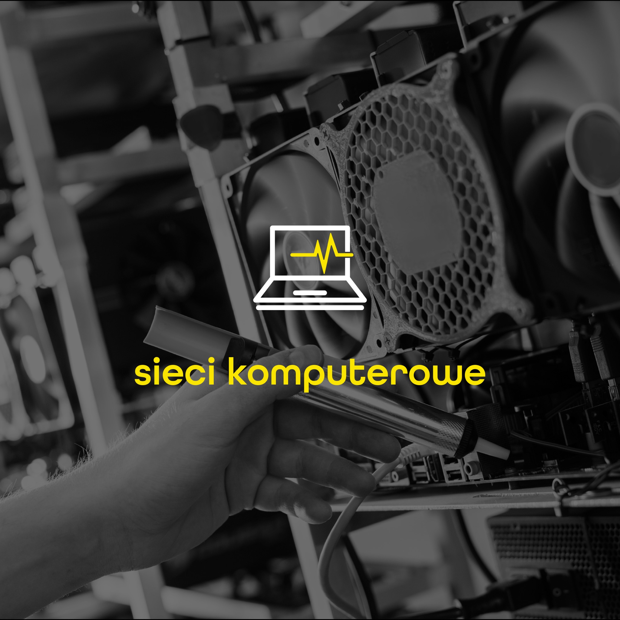 Ręka z narzędziem przy płycie głównej komputera, nałożony graficzny symbol laptopa z wykresem EKG oraz napis 'sieci komputerowe'.