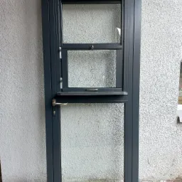 drzwi z oknem podawczym