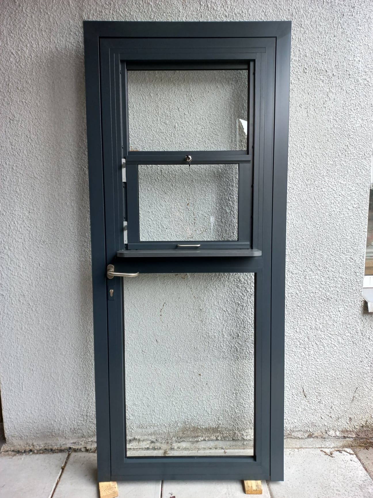 drzwi z oknem podawczym