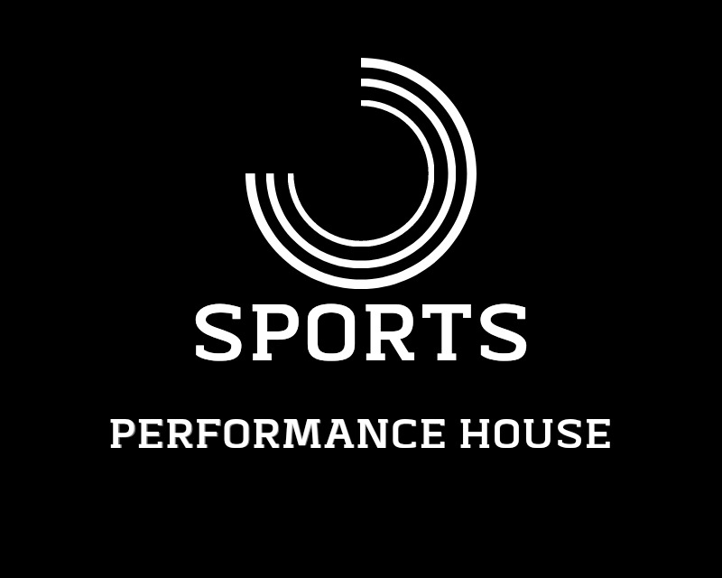 Minimalistyczne logo Sports Performance House: trzy białe półokręgi nad napisem na czarnym tle.