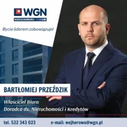 Zdjęcie portretowe Bartłomieja Przeździka, właściciela biura i doradcy ds. nieruchomości i kredytów, z logo WGN Nieruchomości w tle oraz budynkiem mieszkalnym.
