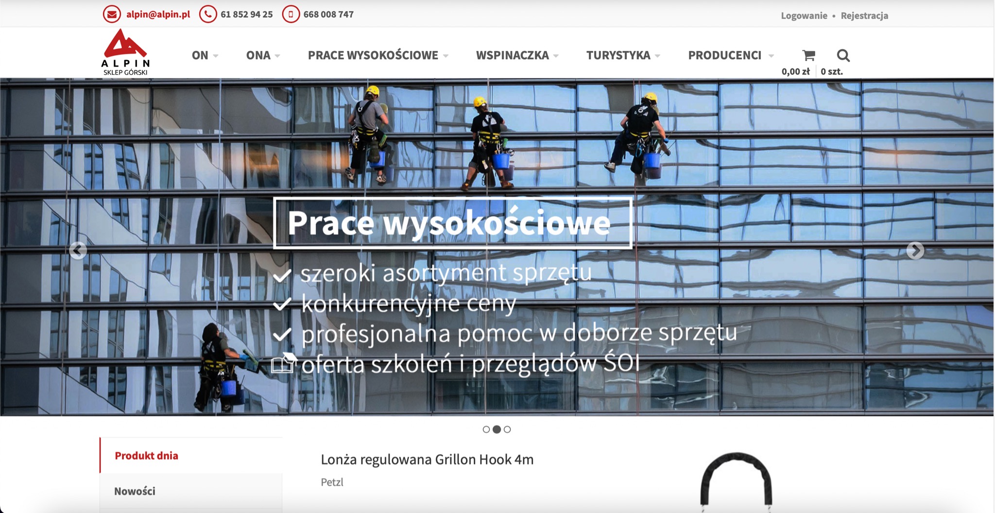 Trzech alpinistów w żółtych kaskach myje szklaną fasadę budynku biurowego, widoczni na tle odbijających się w oknach budynków, z użyciem lin i wiader z wodą.